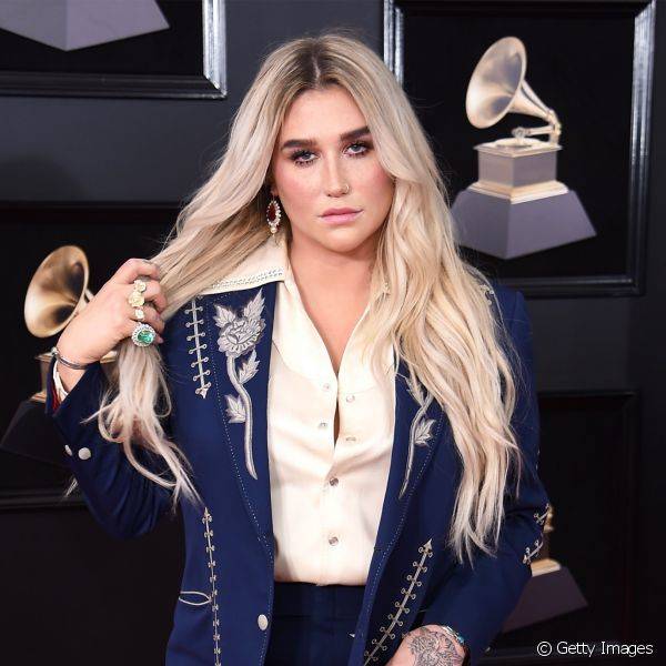 Kesha apostou nos cílios bem grudadinhos para fazer uma maquiagem divertida para a premiação do Grammy (Foto: Getty Images)